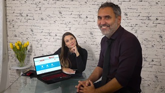 uome e donna sorridono